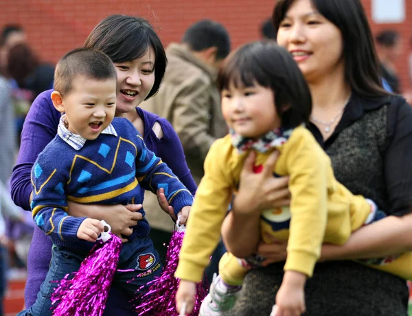 Китайские Матери Держащие Своих Детей Соревнуются Время Спортивной Игры Детском — стоковое фото