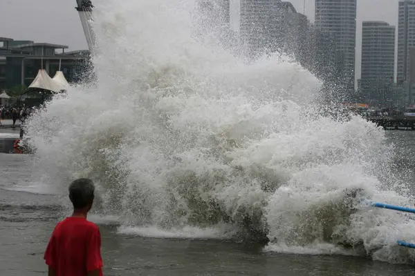 Onlookers Look Huge Waves Caused Tyhpoon Bolaven Hitting Sea Wall — Stock Photo, Image