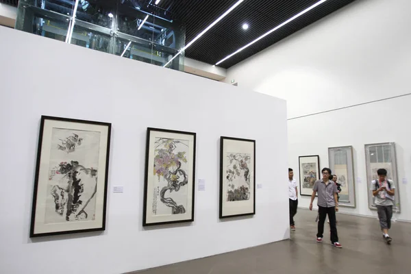 Visitantes Passeiam Por Pinturas China Art Museum Pavilhão China Shanghai — Fotografia de Stock