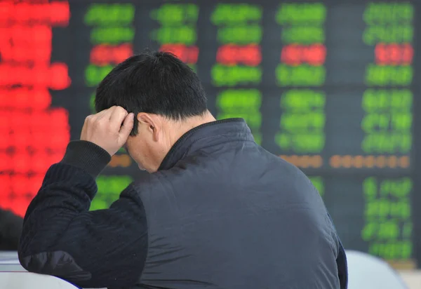 中国の投資家は Fuyang 東中国安徽州 11月28日 2012の株式仲買家で株の価格を見ています 価格上昇のための赤と価格下落のためのグリーン — ストック写真