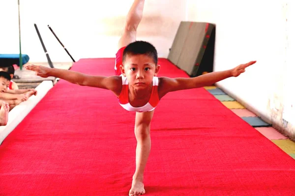 Ein Kleiner Junge Übt Während Einer Trainingseinheit Einem Gymnastikzentrum Der — Stockfoto