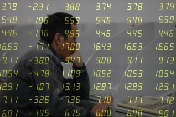 このマルチ露光画像では 中国の投資家は Huaibei 東中国安徽州の株式仲買の家で株式の価格 グリーン価格下落のために緑 を見て 11月13日2012 — ストック写真