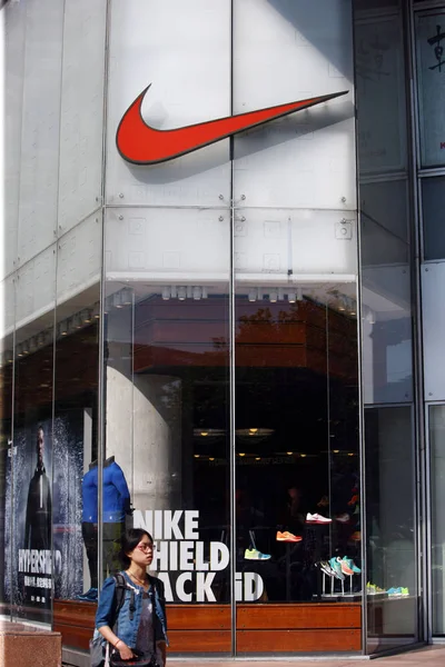 Eine Fußgängerin Geht Einem Geschäft Für Nike Sportswear Shanghai China — Stockfoto