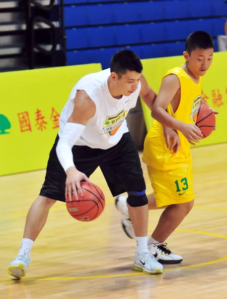 Nba Star Jeremy Lin Left Gives Lessons Students Basketball Training — Stock Photo, Image