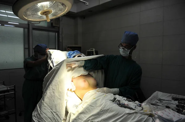 Chinesische Ärzte Operieren Junge Studentinnen Während Einer Brustvergrößerung Einem Krankenhaus — Stockfoto