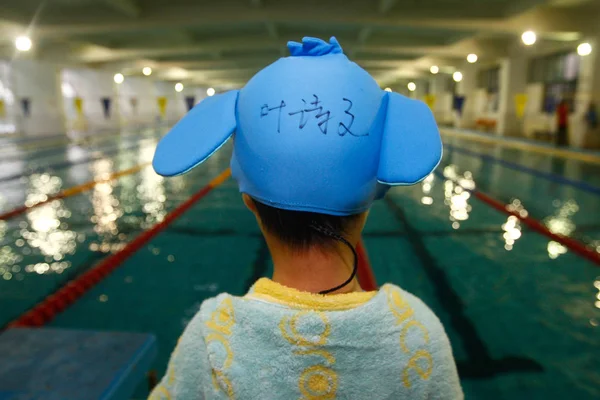 Egy Fiatal Gyerek Kalappal Aláírása Kínai Úszó Világbajnok Shiwen Előtt — Stock Fotó