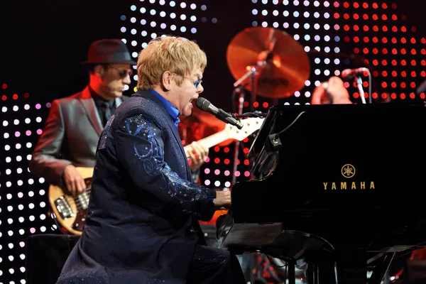 Cantante Inglés Elton John Actúa Durante Concierto Mercedes Benz Arena — Foto de Stock