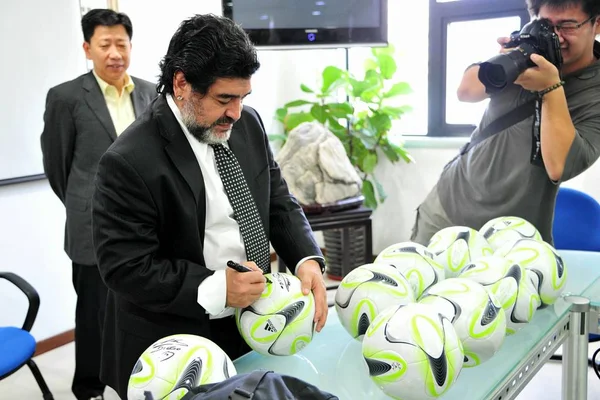 Légende Football Argentin Diego Maradona Signe Sur Ballon Lors Rencontre — Photo