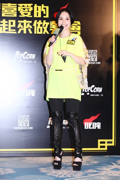 香港歌手钟吉莲出席2012年12月3日在中国香港举行的终极歌曲排行榜前5名歌手的宣传活动 — 图库照片