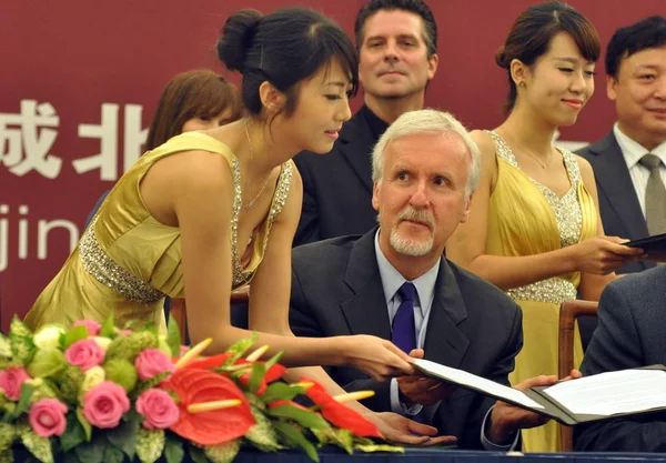 Director Canadiense James Cameron Mira Una Anfitriona Una Ceremonia Lanzamiento — Foto de Stock