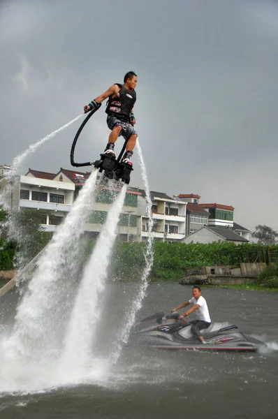 2012年8月27日 徐芙蓉在中国浙江省东部海宁市的一条运河上使用捷环飞碟 实现了飞行性能 — 图库照片