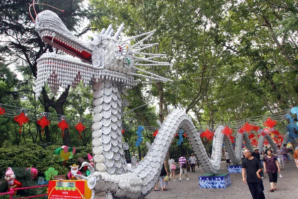 Los Visitantes Caminan Junto Enorme Dragón Porcelana Parque Shanghai China —  Fotos de Stock