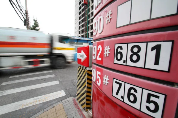 Petrolero Pasa Por Tabla Precios Del Petróleo Una Gasolinera Beijing —  Fotos de Stock