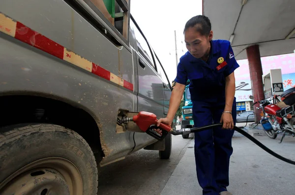 Seorang Pekerja Mengisi Bahan Bakar Mobil Sebuah Pompa Bensin Kota — Stok Foto