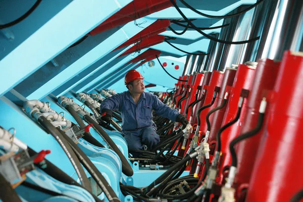 2012年7月2日 中国東部安寧省華北市にある安寧鉱山電気機械設備有し物の工場で 中国人労働者が石炭採掘機を点検 — ストック写真