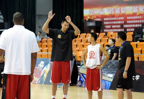 Chinas Basketball Superstar Jianlian 2Nd Left Black Instructs Young Player — Stock Photo, Image