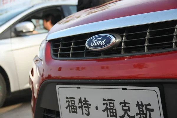 Bezoekers Uit Proberen Ford Auto Tijdens Een Auto Show Qingdao — Stockfoto