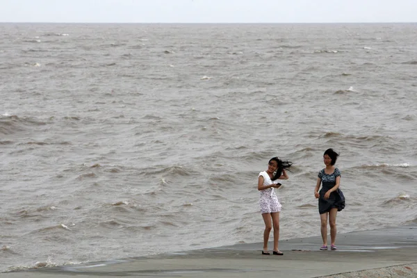 Two Young Women Stand Sea Wall Strong Wind Caused Typhoon — Stock Photo, Image