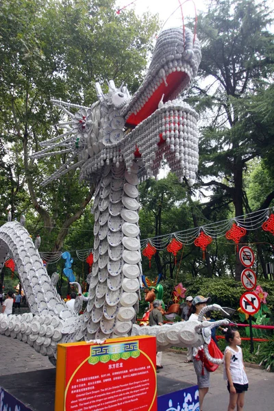 Los Visitantes Caminan Junto Enorme Dragón Porcelana Parque Shanghai China —  Fotos de Stock