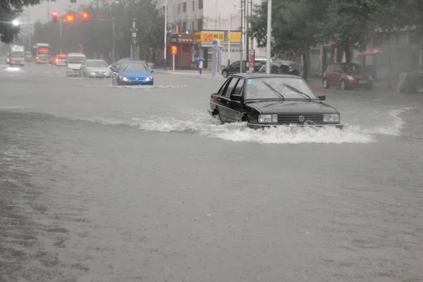 Fahrzeuge Bewegen Sich Auf Einer Durch Taifune Verursachten Überfluteten Straße — Stockfoto