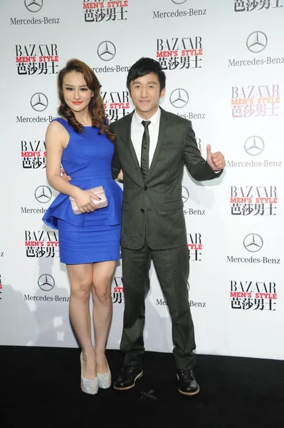 Chinese Olympic Boxing Champion Zou Shiming Right Poses His Wife — Stock Photo, Image