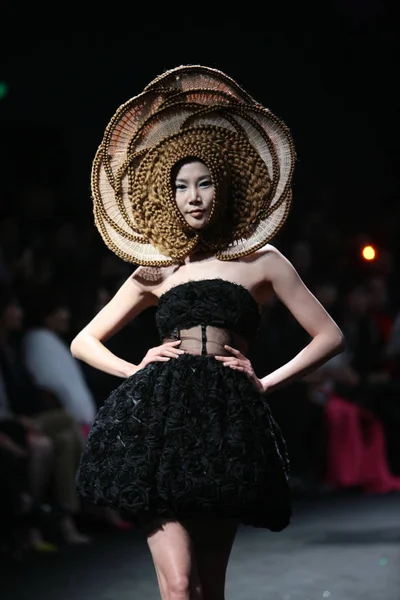 Manken Rebecca 2013 Peruk Eğilimleri Moda Gösterisi Sırasında Şanghay Çin — Stok fotoğraf