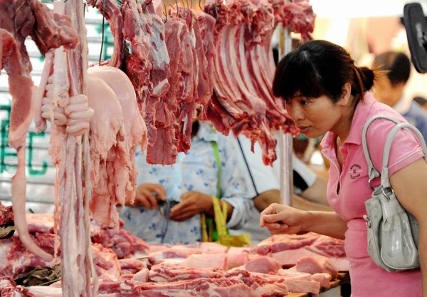 Китайська Жінка Купує Свинину Інші Ясні Продукти Вільному Ринку Pingguo — стокове фото