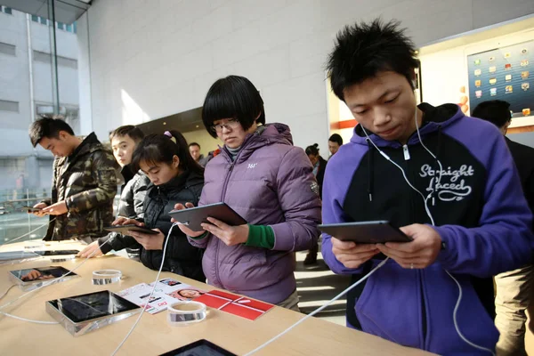 Les Clients Essaient Les Tablettes Ipad Mini Dans Apple Store — Photo