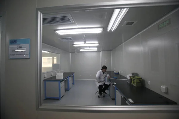 File Chinese Researcher Works Lab Bgi Tianjin Tianjin China February — Stock Photo, Image