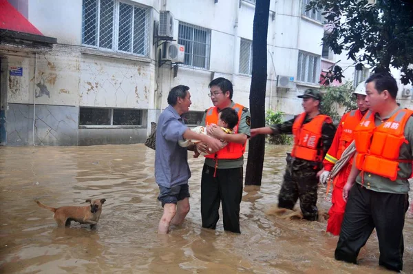 Rescuers Help Local Residents Get Out Floods Caused Rainstorms Shiyan — Stock Photo, Image