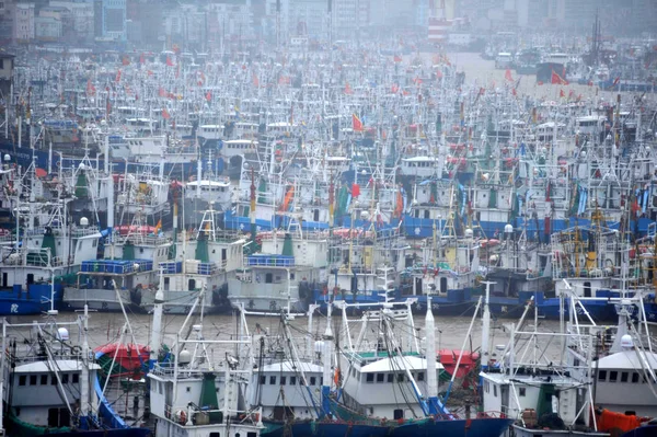 Рыболовные Суда Причаливают Гавани Тайфун Хайкуй Приближается Городу Чжоушань Провинция — стоковое фото