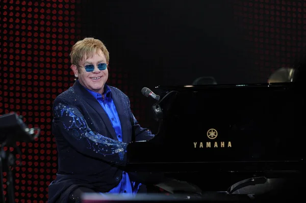 Britský Zpěvák Elton John Provádí Jeho Koncertu Hong Kong Convention — Stock fotografie