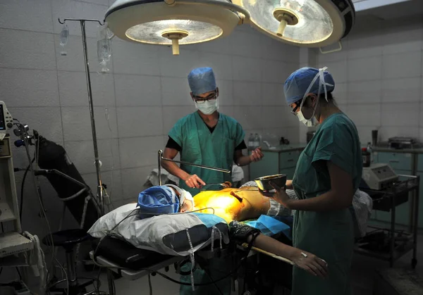 Κινέζοι Γιατροί Λειτουργούν Νεαρή Μαθήτρια Ξιάο Μεν Κατά Διάρκεια Χειρουργικής — Φωτογραφία Αρχείου
