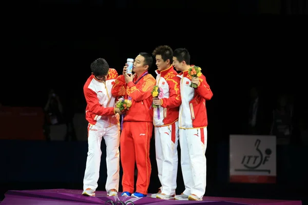 Gauche Droite Les Médaillés Zhang Jike Entraîneur Chef Liu Guoliang — Photo