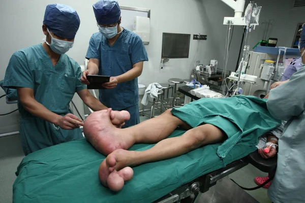 Doctors Measure Take Photos Big Feet Young Chinese Boy Xiao — Stock Photo, Image