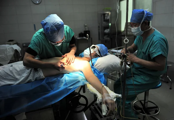 Médicos Chinos Operan Jóvenes Estudiantes Xiao Men Durante Una Cirugía — Foto de Stock