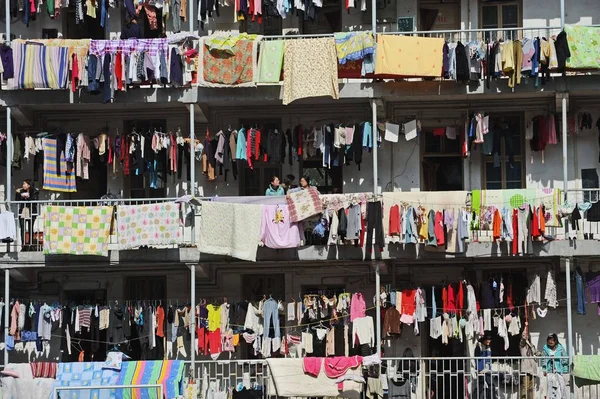 Des Vêtements Des Courtepointes Étudiants Sont Suspendus Sous Soleil Devant — Photo