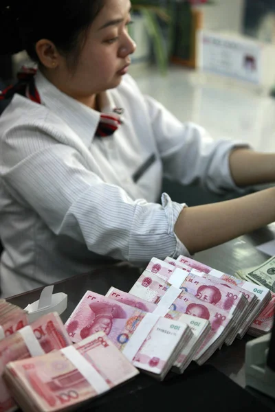 Empleado Chino Cuenta Las Facturas Yuan Rmb Renminbi Banco Ciudad — Foto de Stock