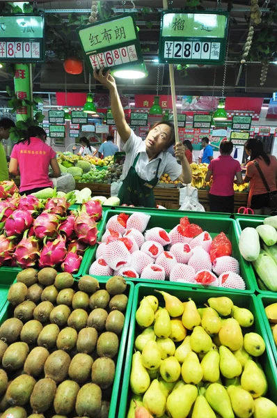 Membro Dello Staff Aggiorna Prezzi Della Frutta Supermercato Nella Contea — Foto Stock