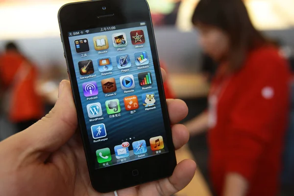 Klient Próbuje Iphone Smartphone Apple Store Szanghaju Chiny Grudzień 2012 — Zdjęcie stockowe