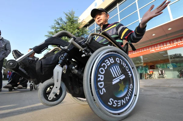 Xie Junwu Let Hraje Zadních Kolech Svého Invalidního Vozíku Městě — Stock fotografie