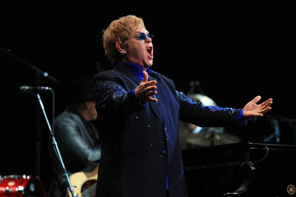 Cantante Inglés Elton John Actúa Durante Concierto Mercedes Benz Arena — Foto de Stock