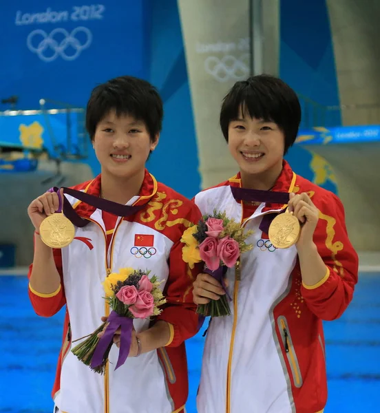 2012年7月31日 中国伦敦奥运会女子跳水10米跳台冠军得主陈若林 和王浩在颁奖仪式上展示自己的奖牌 — 图库照片