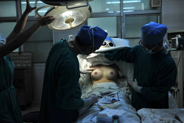 Kinesiska Läkare Arbetar Unga Studenten Xiao Men Bröst Förstoring Kirurgi — Stockfoto