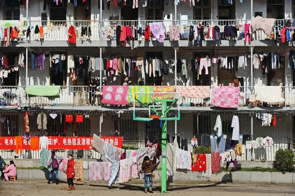Kläder Och Quiltar Studenter Hängs Solsken Utanför Sovsal Byggnad Hubei — Stockfoto