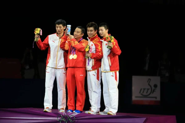 Esquerda Medalhistas Ouro Zhang Jike Treinador Liu Guoliang Wang Hao — Fotografia de Stock