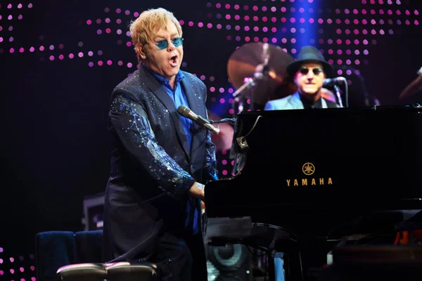 Cantante Inglés Elton John Actúa Durante Concierto Mercedes Benz Arena — Foto de Stock