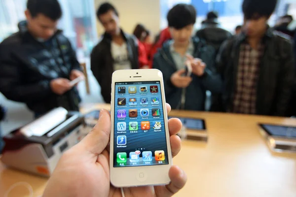 Los Clientes Prueban Teléfonos Inteligentes Iphone Una Apple Store Shanghai —  Fotos de Stock