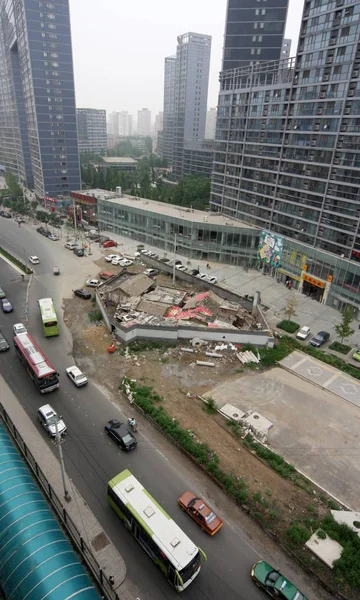 Транспортные Средства Проходят Мимо Ногтевого Домика Блокирующего Shuguangxilu Road Пекине — стоковое фото