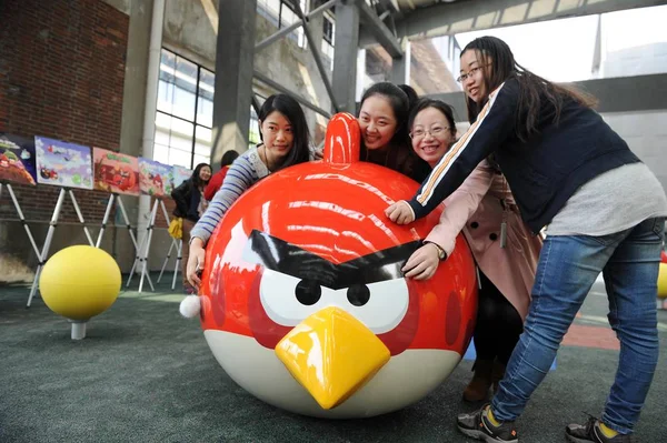 Молодые Женщины Позируют Angry Bird Тематическом Парке Angry Birds Шанхайском — стоковое фото